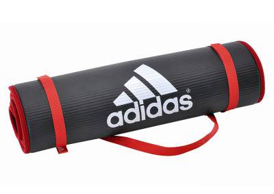 Тренировочный мат Adidas ADMT-12235  Набитая поверхность толщиной 1 см предназначена для смягчения касания рук, коленей и других частей тела для того, чтобы во время тренировки не думать о комфорте.
Размеры (ДхШхВ): 183 x 61 x 1 см;
Вес нетто: 1,1 кг;
